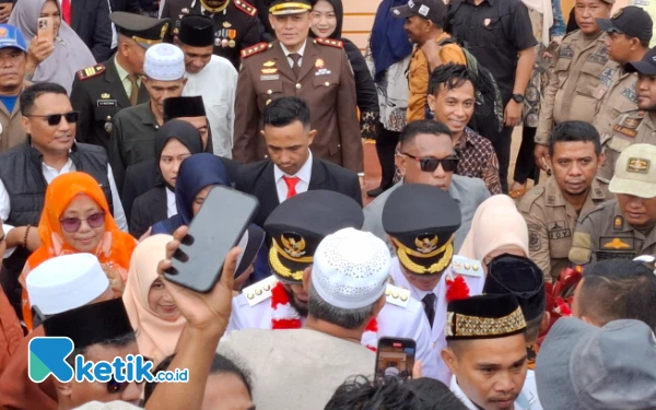 Foto Bassam Kasuba dan Helmi Umar Muchsin ddi tengah ribuan masa (Foto:Mursal Bahtiar/Ketik.co.id)