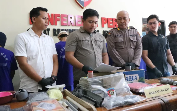 Foto Kasatreskrim Polres Jepara, AKP M. Faizal Wildan saat menggelar konferensi pers kasus penjualan bahan peledak (petasan) ilegal, Kamis (6/3/2025) (Foto: Humas Polres Jepara)