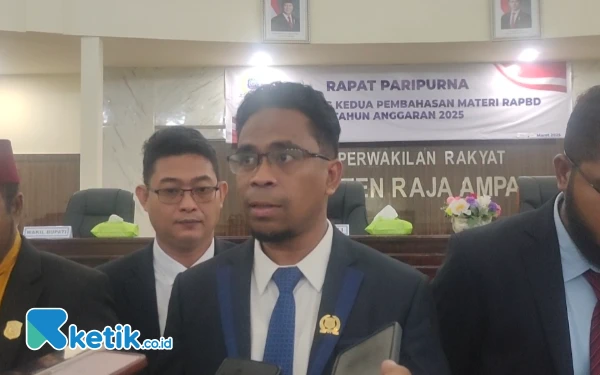 Thumbnail Berita - APBD Raja Ampat Tahun 2025 Hendak Ditetapkan dengan Perkada, DPRD Akan Tempuh Jalur Hukum