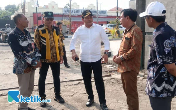 Foto Bupati Subandi berbincang dengan Asisten  M. Mahmud, Kepala Dinas PU Bina Marga SDA Dwi Eko, Kepala DLHK Bahrul  Amig, serta Kepala Disporapar Yudi Iriyanto. dan berterima kasih fasilitas GOR Delta telah rampung. (Foto: Fathur Roziq/Ketik.co.id)