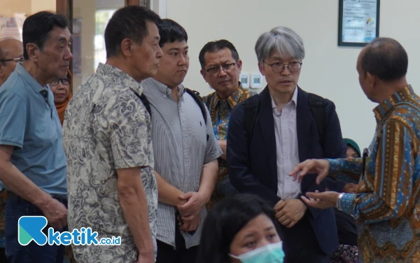 Foto Direktur RSUD Notopuro dr Atok Irawan (kanan) menjelaskan berbagai hal tentang rumah sakit kepada tamu-tamu ahli dari Korea Selatan. (Foto: RSUD Notopuro)