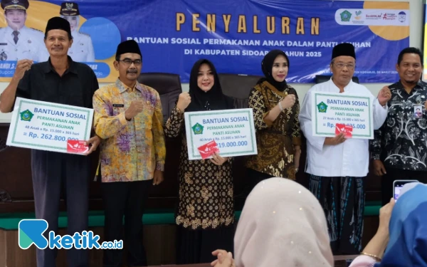 Foto Wabup Sidoarjo Mimik Idayana (tiga dari kanan) menyerahkan bantuan permakanan untuk anak yatim lewat pengasuh yayasan didampingi Kepala Dinas  Sosial Sidoarjo Misbachul Munir (tiga dari kiri).  (Foto: Rahayu Kominfo Sidoarjo)