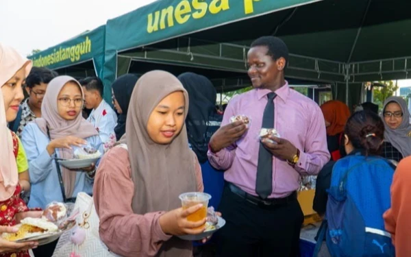 Thumbnail Berita - Mahasiswa Asing di Unesa Rayakan Keberagaman dengan Bagi-Bagi Takjil Ramadhan