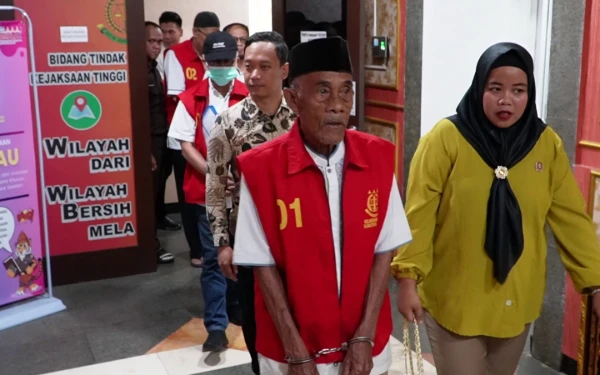 Foto Abdul goni tersangka Korupsi Aset batang Hari sembilan disampingi advokad Arief Budiman SH dan Advokad Yuli SH Usai menjalani proses pelimpahan dari jaksa penyidik ke Jaksa penuntut umum Kejati Sumsel, jumaat (07/03/2025).(Foto: M Mahendra Putra/ Ketik.co.id)