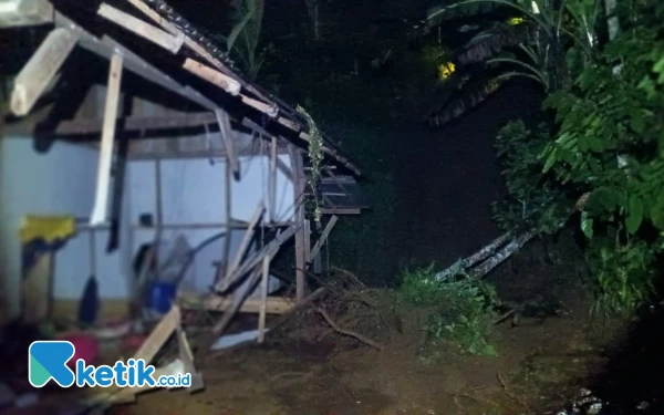 Foto Kondisi rumah warga Dusun Ngeseng, Wonosalam, Jombang rusak bera akibat longsor, 7 Maret 2025. (Foto: Karimatul Maslahah/Ketik.co.id)