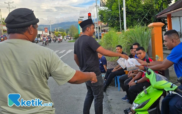 Foto Pengurus Warkop saat Berbagi takjil di jalanan (Foto: Ical For Ketik.co.id)