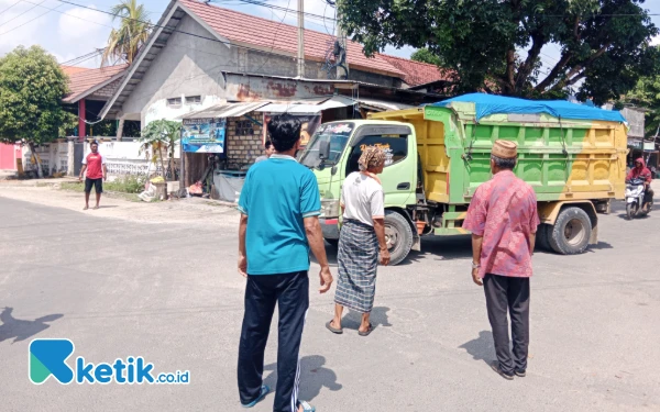 Kesal, Warga Desa Dalegan Hadang Dump Truk Galian C