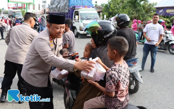 Foto Salah satu pengendara diberikan takjil gratis oleh Kapolres Abdya, AKBP Agus di Blangpidie, Sabtu, 8 Maret 2025. (Foto: Cutbang Ampon/Ketik.co.id)