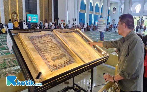 Foto Masjid Al-Akbar Surabaya mempunyai koleksi Alquran raksasa. (Foto: Naufal Ardiansyah/Ketik.co.id)