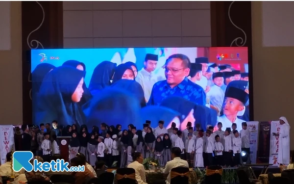 Foto INA Awards 2025 juga menghadirkan puluhan anak yatim piatu dari beberapa panti asuhan. Selain diajak buka bersama, mereka juga diberikan santutan yang diserahkan secara simbolis oleh Adi Wardhana dan Presiden Direktur PT INA Joko Hidayatur Rohman. (Foto: Fajar Rianto / Ketik.co.id)