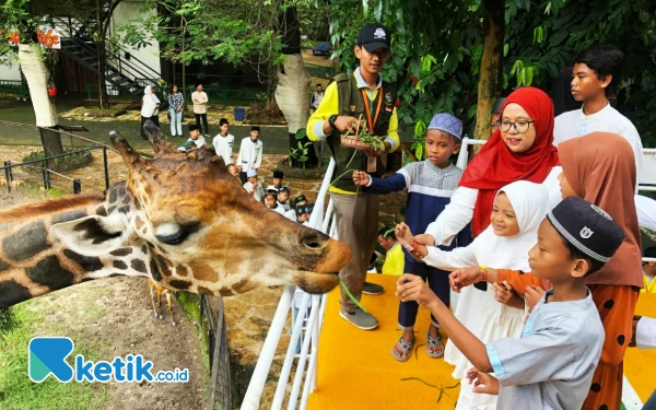 Thumbnail Berita - Wartawan Pokja Grahadi Berbagi Kebahagiaan, Ajak Adik-Adik Yatim Piatu Ngabuburit ke KBS