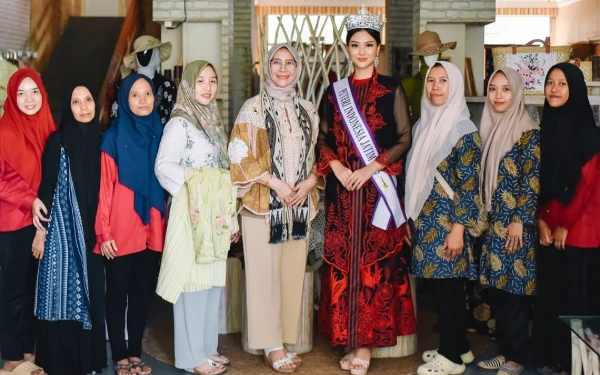 Thumbnail Foto bersama Puteri Indonesia Jatim 2025 Firsta Yufi Amarta Putri bersama pihak Dekranasda setelah belajar membatik. (Foto: Instagram @firstayap)