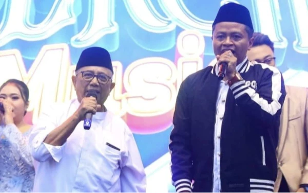 Thumbnail Berita - Ribuan Warga Blitar Tumpah Ruah di Pesta Rakyat, Bupati Rijanto: Pilkada Usai, Saatnya Bersatu!