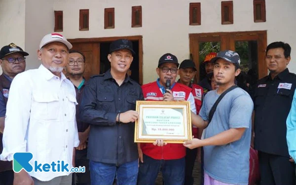 Bupati Cilacap Sumbangkan Gaji Pribadi untuk Ponpes Al-Huda Korban Longsor Desa Babakan