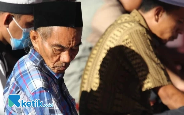 Foto Sosok Tete Tu saat melaksanakan shalat berjamaah dialah satu masjid di Bacan (Foto: Cecep For Ketik.co.id)