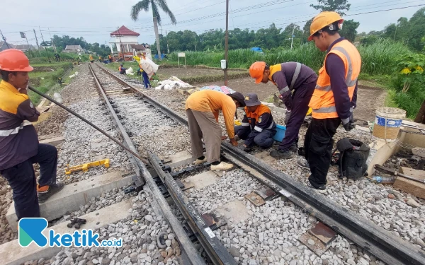 Thumbnail Berita - Sukseskan Masa Angkutan Lebaran 2025, KAI Daop 7 Gelar Perbaikan dan Penggantian Prasarana KA