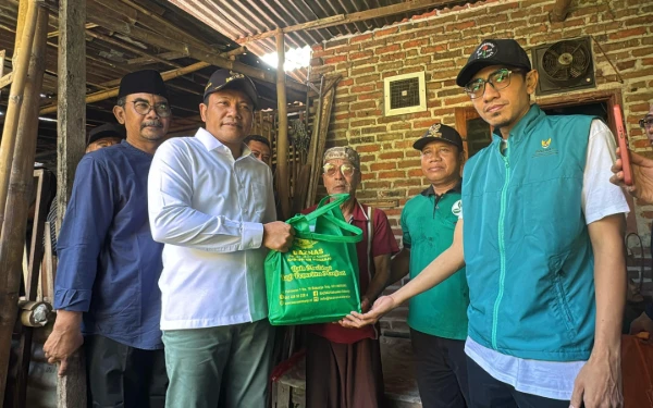 Foto Suwadi (tengah) menerima bantuan dari Baznas Sidoarjo yang mendampingi Bupati Subandi saat berkunjung ke rumahnya di Desa Jiken, Tulangan. (Foto: Kominfo Sidoarjo).