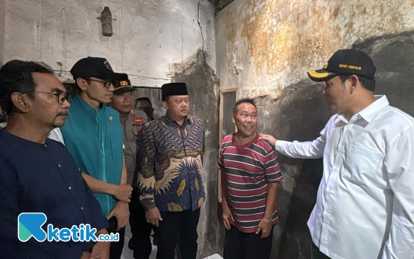 Foto Bupati Subandi mengunjungi rumah Suwardi di Desa Kedungwonokerto, Kecamatan Prambon, didampingi Kepala Dinas Sosial Misbah, Camat Prambon Ferry Prasetya Budi, serta Ketua Baznas Sidoarjo Gus Jazuk. (Foto: Kominfo Sidoarjo)