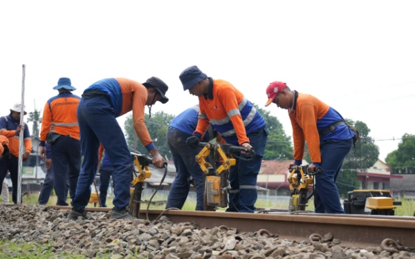 Thumbnail Berita - Jaga Kualitas Rel, KAI Daop 8 Intensifkan Perawatan Jalur