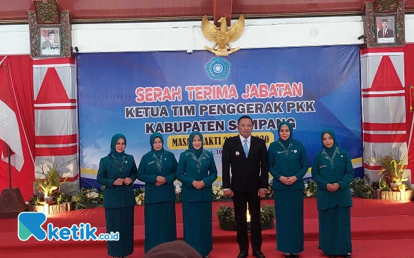 Foto Foto bersama H Slamet Junaidi Bupati Sampang dengan TP PKK Kabupaten Sampang (Foto: Mat Jusi/Ketik.co.id).