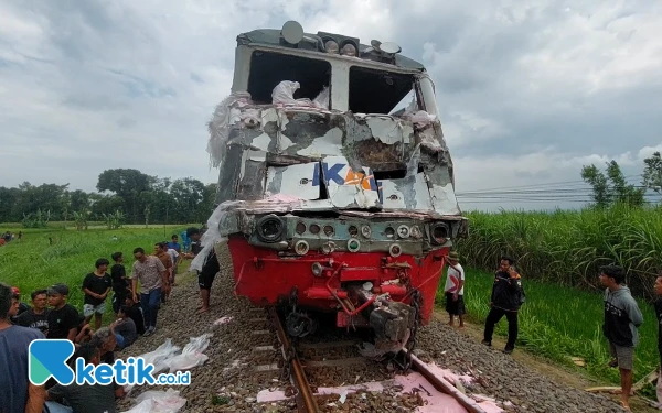 Tragis, Kecelakaan KA vs Truk Muatan Pupuk di Kediri, 4 Orang Luka Serius