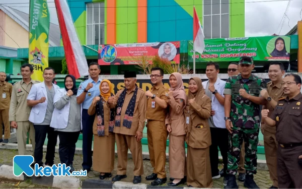 Foto Bupati Malang Sanusi saat berfoto di depan RSUD Ngantang. (Foto: Binar Gumilang/Ketik.co.id)