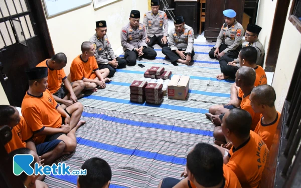 Thumbnail Berita - Jalin Kebersamaan, Kapolres Madiun Kota Buka Bersama Bareng Tahanan