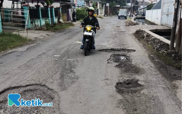 Foto Jalan Raya Sepande, Candi, yang berlubang-lubang dan dikeluhkan warga. Pemkab Sidoarjo diharapkan segera menanganinya. (Foto: Fathur Roziq/Ketik.co.id).