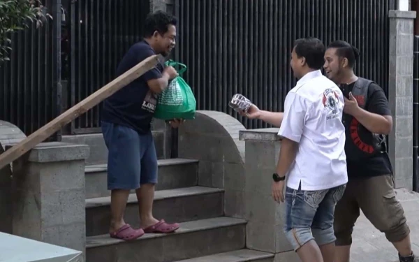 Foto MBI dan MBIC memberikan bingkisan ke korban banjir Bekas. (Foto: Tangkap layar YouTube Putu Putera 95)