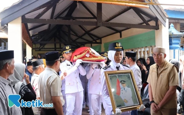 Thumbnail Berita - Bupati Pinrang Irwan Hamid Lepas Jenazah Camat Tiroang Ansarrudin Maramat