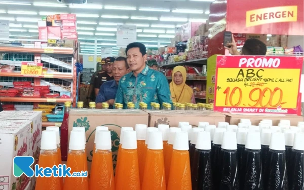 Foto Bupati Sidoarjo Subandi berkeliling untuk mengamati produk-produk yang dijual di Greensmart Desa Sepande, Candi. (Foto: Fathur Roziq/Ketik.co.id).