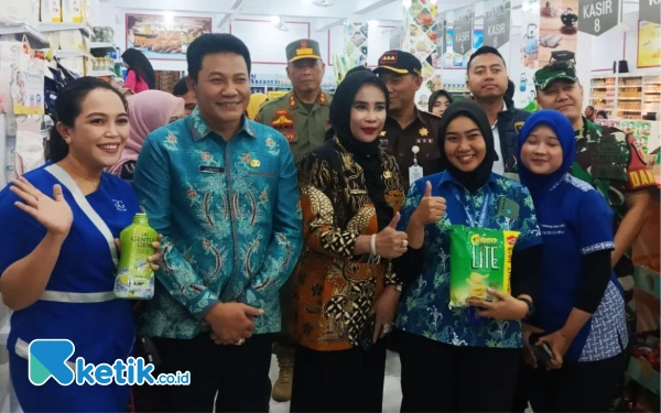 Foto Bupati Sidoarjo Subandi dan Wakil Bupati Mimik Idayana foto bareng pegawai Grand Toserba di Lebo. (Foto: Fathur Roziq/Ketik.co.id)