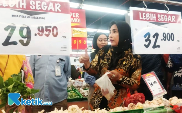 Foto Wakil Bupati Sidoarjo Mimik Idayana membungkus bawang putih dan sayuran di SuperIndo Suncity Mall. (Foto: Fathur Roziq/Ketik.co.id)