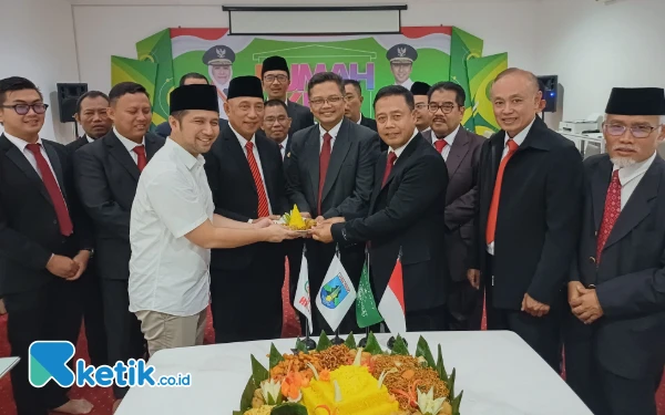 Foto Wakil Gubernur Jatim Emil Elestianto Dardak (putih) memberikan tumpeng kepada perwakilan LBH Rumah Kita, Selasa, 11 Maret 2025. (Foto: Khaesar/Ketik.co.id)