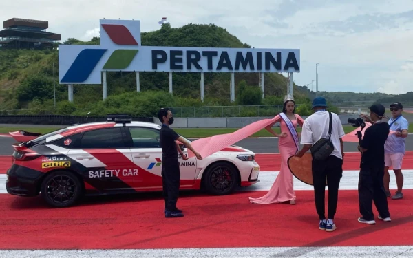 Foto Puteri Indonesia Nusa Tenggara Barat (NTB) 2025 Cahaya Sukma Dewi mengunjungi Pertamina Mandalika International Circuit, 11 Maret 2025. (Foto: MGPA)