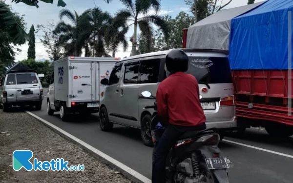 Thumbnail Ngebut di Tikungan, Pemotor Perempuan 'Ndelosor' di Jalan Setelah Tabrak Bodi Samping Truk