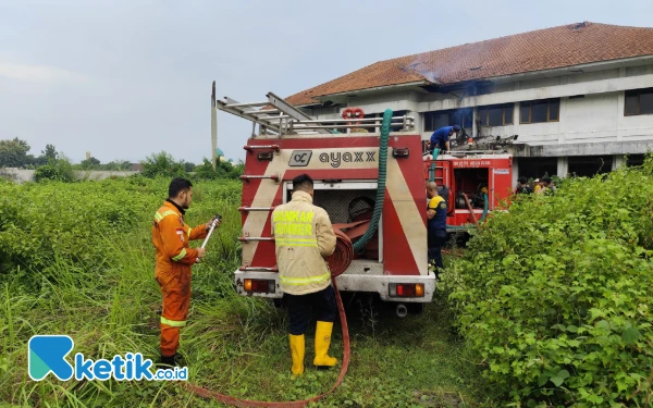 Thumbnail Berita - Tiga Truk Damkar Kesulitan Padamkan Api Kebakaran: Karena Umur Kendaraan Tua