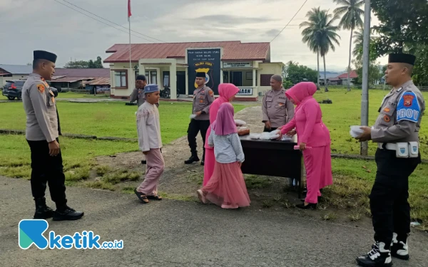 Foto Sejumlah Ibu-ibu Bhayangkari ranting Gane barat dan beberapa personil saat membagikan Takjil (Foto:Mursal Bahtiar)