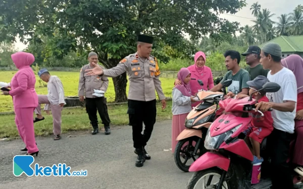 Thumbnail Berita - Polsek Gane Barat dan Bhayangkari di Halmahera Selatan Bagi-bagi Takjil Gratis