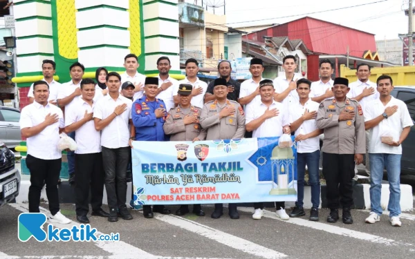 Foto Salam presisi Sat Reskrim Polres Abdya usai membagikan takjil untuk warga di Blangpidie, Rabu, 15 Maret 2025. (Foto: Cutbang Ampon/Ketik.co.id)