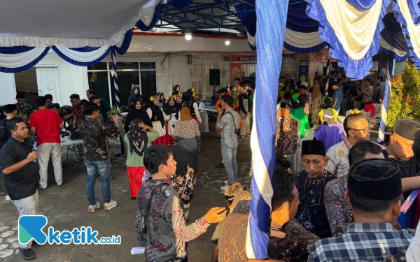 Foto Situasi di Bank Sampang saat pembagian takjil (Foto: Mat Jusi/Ketik.co.id).