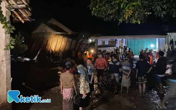 Thumbnail Berita - Banjir Bandang Landa Sumber Salak Bondowoso, 3 Rumah dan 1 Madrasah Rusak