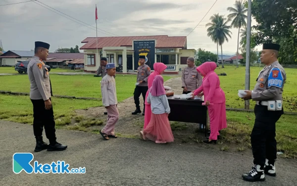 Thumbnail Ibu Bhayangkari Ranting Gane barat nampak semangat berbagi takjil (Foto:Mursal Bahtiar/Ketik.co.id) (Rabu, 12 Maret 2025)