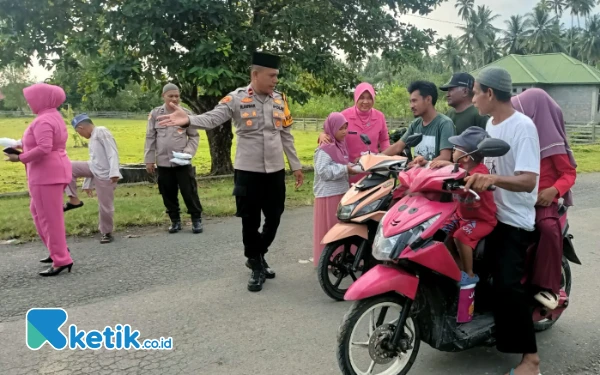 Thumbnail Kapolsek Gane Barat Ipda Ruslan Anwar saat memimpin langsung pembagian takjil di Ruas jalan Desa Saketa Kecamatan Gane Barat. (Foto: Mursal Bahtiar/Ketik.co.id) (Rabu 12 Maret 2025)