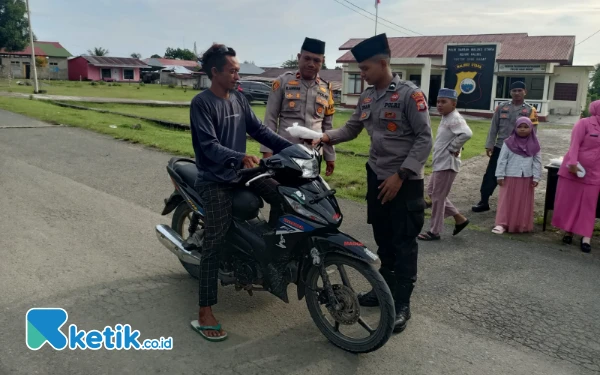 Thumbnail Pengendara Roda dua seputar ruas jalan Saketa di beri takjil dan beri teguran terkait tata cara berkendara di jalan raya. (Foto:Mursal Bahtiar /Ketik.co.id) (Rabu, 12 Maret 2025)