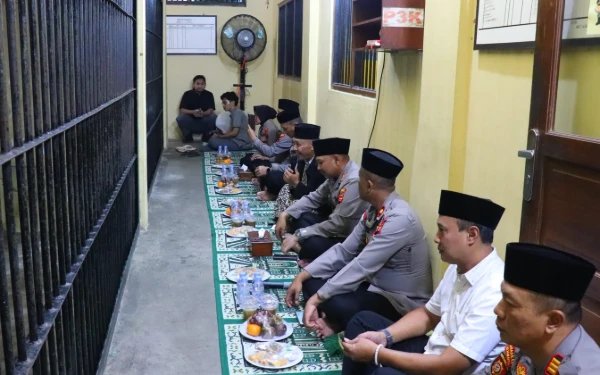 Thumbnail Berita - Berkah Bulan Suci Ramadhan, Kapolres Pekalongan Buka Puasa Bersama Tahanan