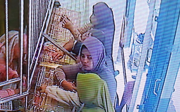 Thumbnail Berita - Sekelompok Emak-emak Terekam Kamera CCTV Curi Perhiasan Emas 7 Gram, Polisi: Kami Belum Terima Laporan