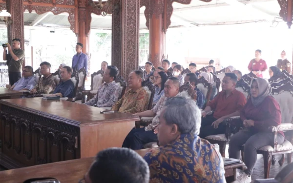 Foto Investor Penanaman Modal Asing (PMA) dan Penanaman Modal Dalam Negeri (PMDN) saat berdialog bersama Bupati Jepara di Pendopo RA. Kartini Rabu (12/3/2025) (Foto: Dok. Diskominfo Jepara)