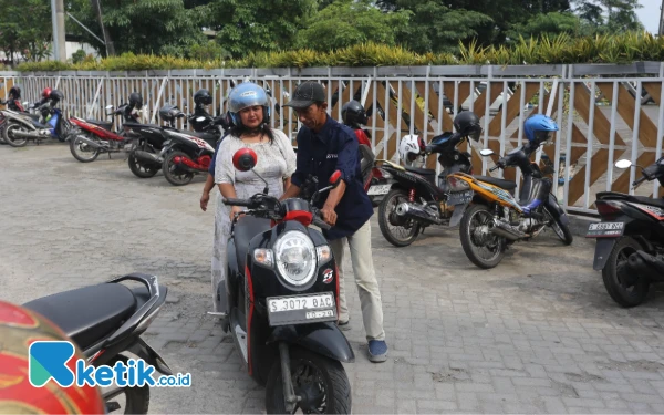 Foto Petugas parkir RSUD Jombang membantu pengunjung mengeluarkan motor, 13 Maret 2025. (Foto: I'ied Rahmat Rifadin/Ketik.co.id)