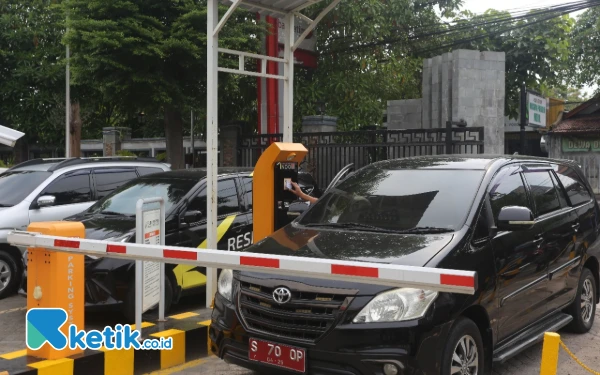 Foto Pintu masuk mobil parkir RSUD Jombang yang modern, 13 Maret 2025. (Foto: I'ied Rahmat Rifadin/Ketik.co.id)